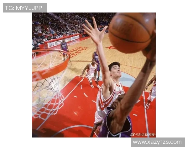 姚明在篮球场上的精彩瞬间与不屈精神的体育摄影作品展示