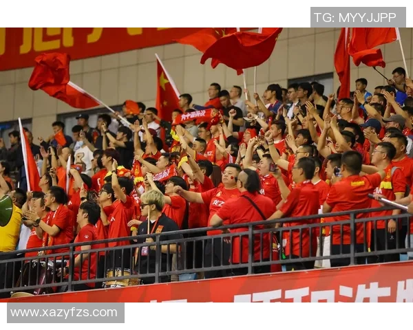 足球明星双手指天庆祝胜利展现激情与梦想的瞬间