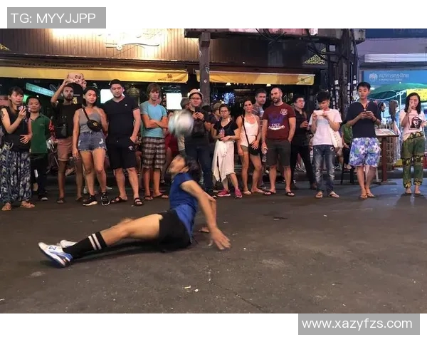 街头足球明星化妆挑战引发路人围观瞬间成焦点 街头足球明星化妆挑战引发路人围观瞬间成焦点